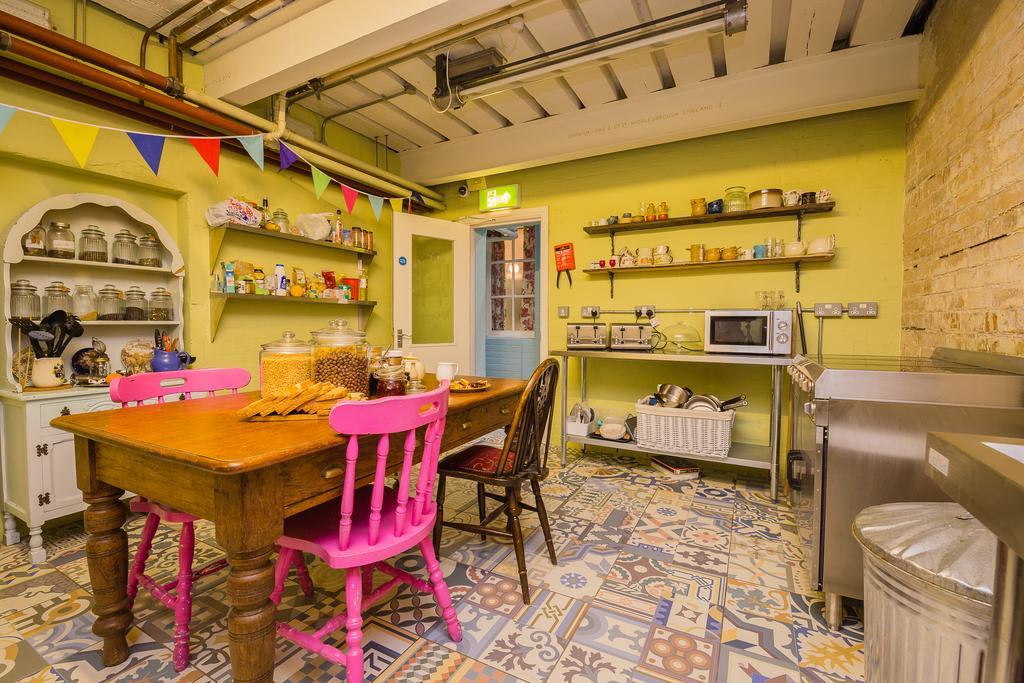 Mrs Potts Hostel คาร์ดิฟฟ์ ภายนอก รูปภาพ